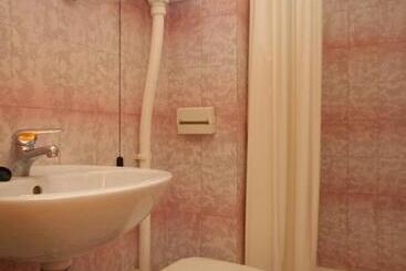 هتل Apartments And Rooms With Parking Space Mlini, Dubrovnik   8835