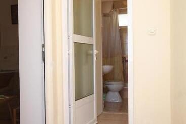 هتل Apartments And Rooms With Parking Space Mlini, Dubrovnik   8835