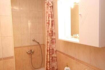 هتل Apartments And Rooms With Parking Space Mlini, Dubrovnik   8835