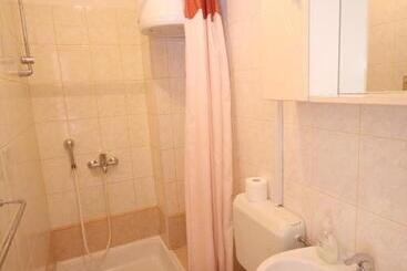 هتل Apartments And Rooms With Parking Space Mlini, Dubrovnik   8835