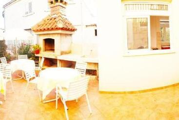 هتل Apartments And Rooms With Parking Space Mlini, Dubrovnik   8835