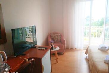 هتل Apartments And Rooms With Parking Space Mlini, Dubrovnik   8835
