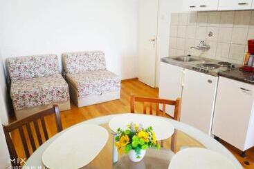هتل Apartments And Rooms With Parking Space Mlini, Dubrovnik   8835