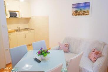 هتل Apartments And Rooms With Parking Space Mlini, Dubrovnik   8835