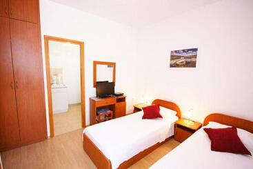 هتل Apartments And Rooms With Parking Space Mlini, Dubrovnik   8835