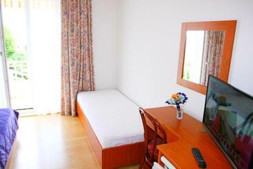 هتل Apartments And Rooms With Parking Space Mlini, Dubrovnik   8835
