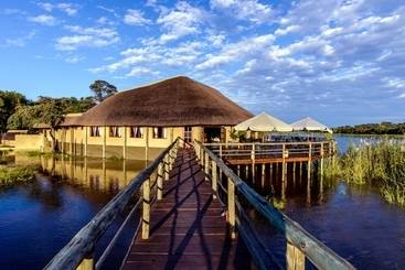 هتل Hakusembe River Lodge