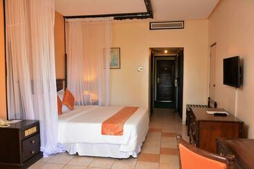هتل Mombasa Continental Resort