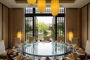 هتل Radisson Blu Resort Wetland Park