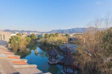 هتل Sheraton Grand Hangzhou Wetland Park Resort