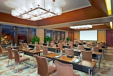هتل Sheraton Grand Hangzhou Wetland Park Resort