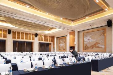 هتل Wyndham Grand Plaza Royale Colorful Yunnan