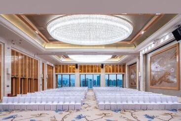 هتل Wyndham Grand Plaza Royale Colorful Yunnan