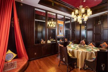 هتل Wyndham Grand Plaza Royale Colorful Yunnan