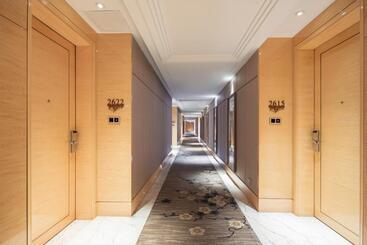 هتل Wyndham Grand Plaza Royale Colorful Yunnan