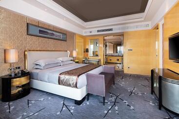 هتل Wyndham Grand Plaza Royale Colorful Yunnan