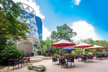 هتل Wyndham Grand Plaza Royale Colorful Yunnan