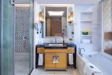 هتل Wyndham Grand Plaza Royale Colorful Yunnan
