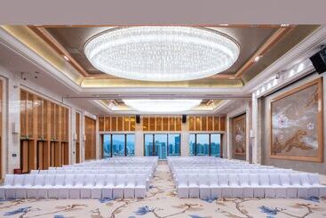 هتل Wyndham Grand Plaza Royale Colorful Yunnan
