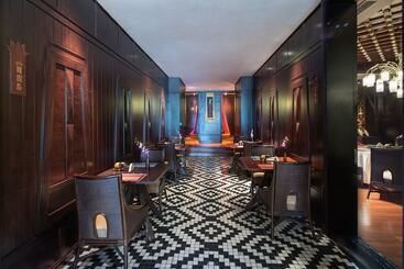 هتل Wyndham Grand Plaza Royale Colorful Yunnan