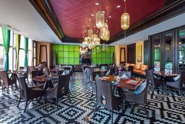 هتل Wyndham Grand Plaza Royale Colorful Yunnan
