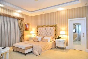 Lake Palace Hotel & Restaurant
