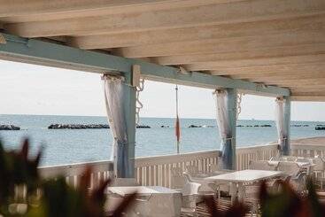 اقامتگاه Natural Village Resort