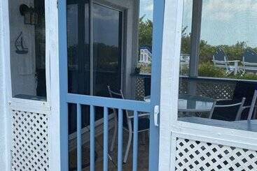 Tropical Winds Motel & Cottages