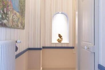 تختخواب و صبحانه La Little Maison