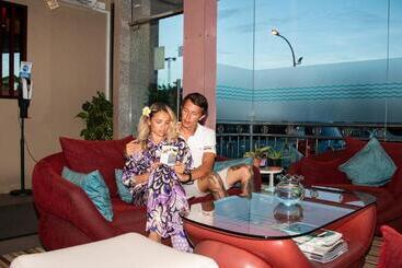 Umet Seaview Hotel With Free Roundtrip Airport Pick Up And Drop Off