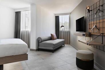 هتل Moxy La Ciotat
