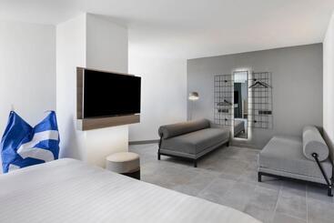 هتل Moxy La Ciotat