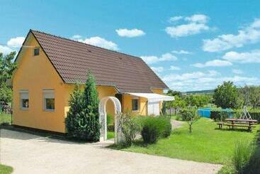 Пансион önálló, Klimatizált, Medencés Nyaraló A Balatonnál!