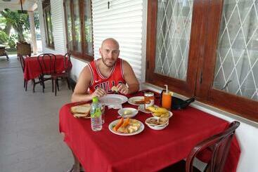 پانسیون Saranga Holiday Inn