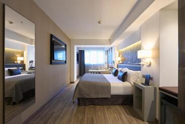 هتل Catalonia Square 4* Sup