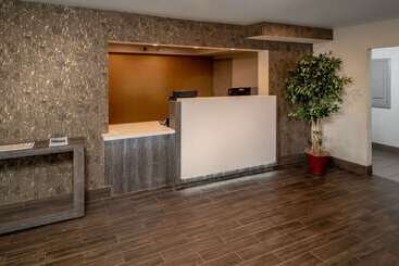 هتل Clarion Pointe Beckley