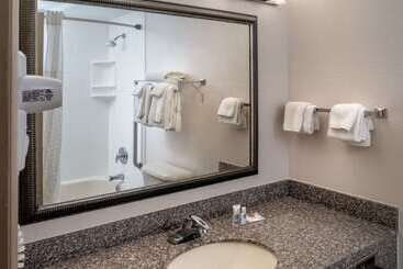 هتل Clarion Pointe Beckley