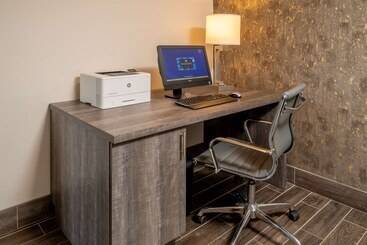 هتل Clarion Pointe Beckley