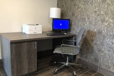 هتل Clarion Pointe Beckley