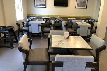 هتل Clarion Pointe Beckley