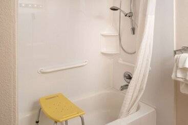 هتل Clarion Pointe Beckley