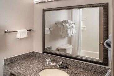 هتل Clarion Pointe Beckley