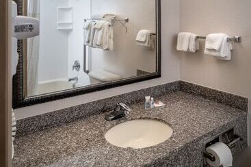 هتل Clarion Pointe Beckley