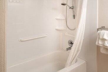 هتل Clarion Pointe Beckley