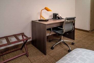 هتل Clarion Pointe Beckley