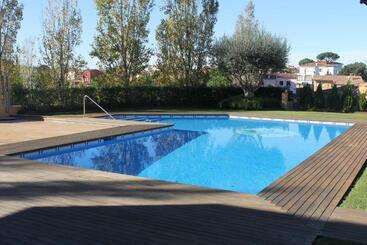 تختخواب و صبحانه Hostalet De Begur   Adults Only