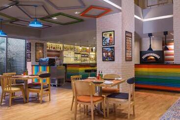 هتل Holiday Inn New Delhi International Airport, An Ihg