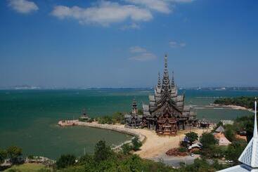 Pattaya Modus Beachfront Resort