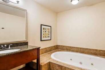 هتل Best Western Plus Philadelphia Airport South At Widener University