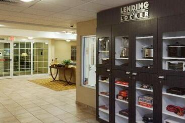 هتل Candlewood Suites Reading, An Ihg